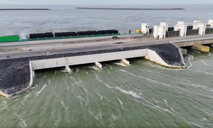 Nieuwe spuisluizen Afsluitdijk bij Den Oever voor het eerst geopend